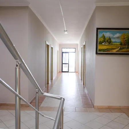 Andi Otel Kryemëdhej