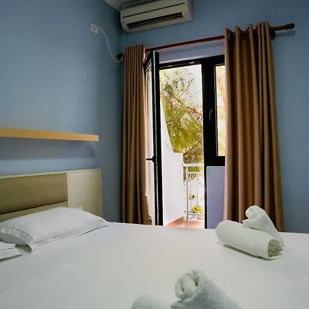 Andi Otel Kryemëdhej
